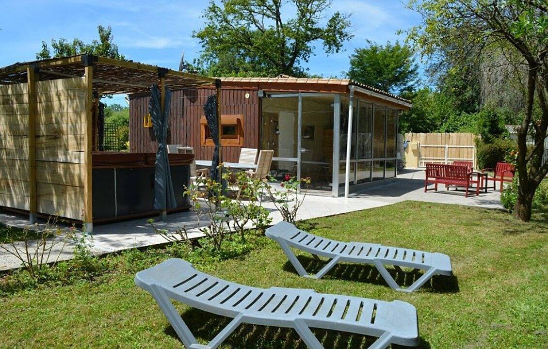 La Cabane, gîte 4 étoiles avec jacuzzi privé au bord de l'eau in Coulon, Région de Niort