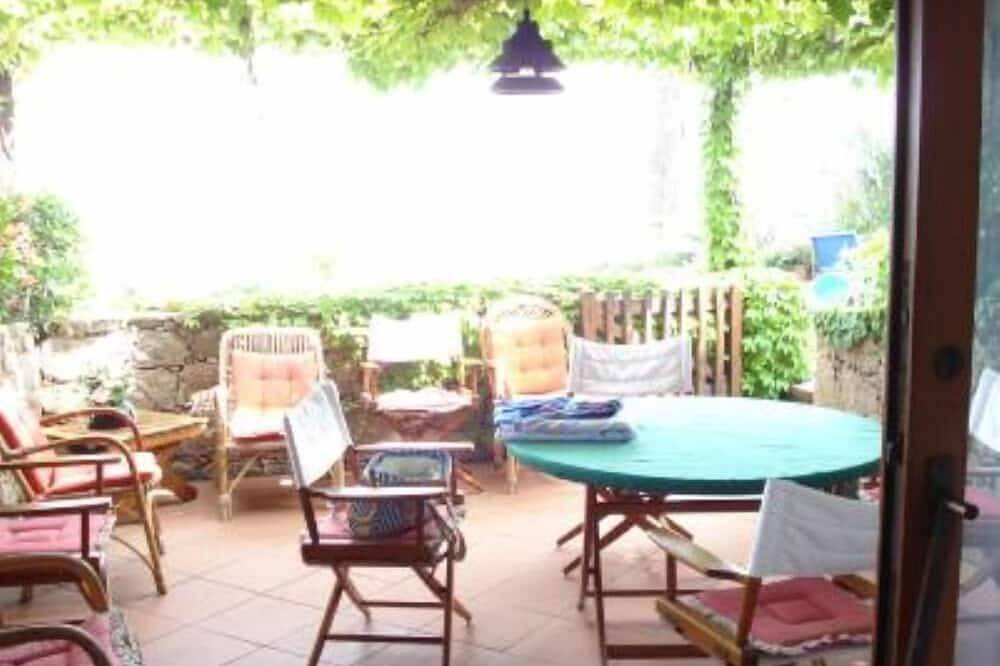Posizione Unica - Bilocale  Con Giardino Fronte Mare in Cala Battistoni, Arzachena