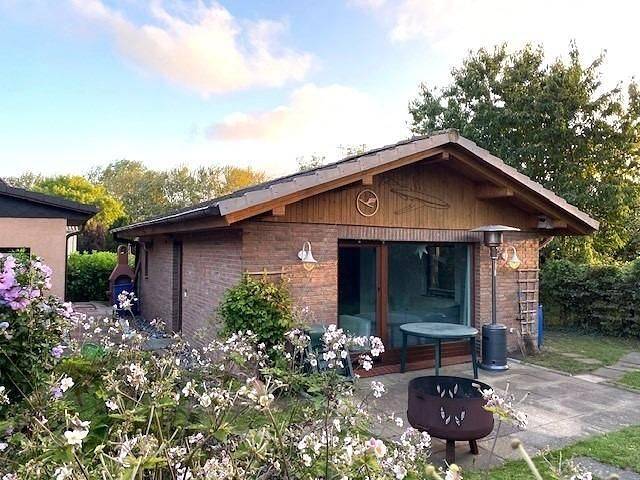 Bungalow im Garten - Komfortables Ferienhaus mit Terrasse und Feuerschale in Wiek, Région de Rügen