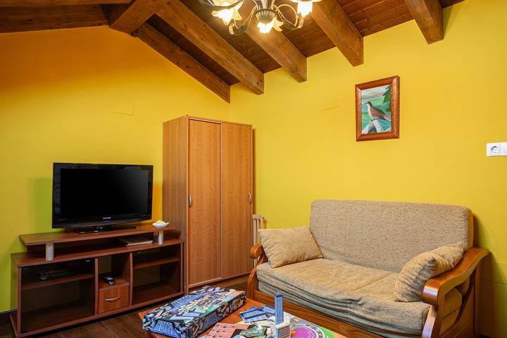 Country House 'Apartamento Amarillo' with Shared Garden in Susacasa, Gozón