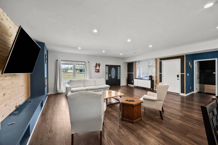 Vacation home for 16 people, with balcony/terrace and hot tub in Ohio