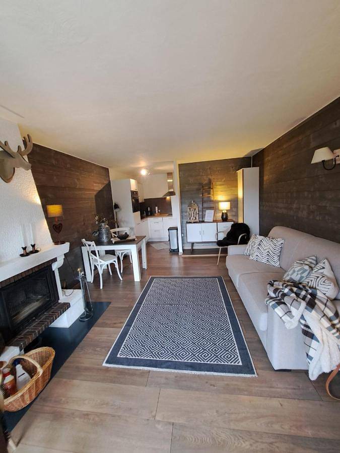 Gîte pour 2 personnes, avec jardin ainsi que vue et terrasse, animaux acceptés dans Gréolières les Neiges