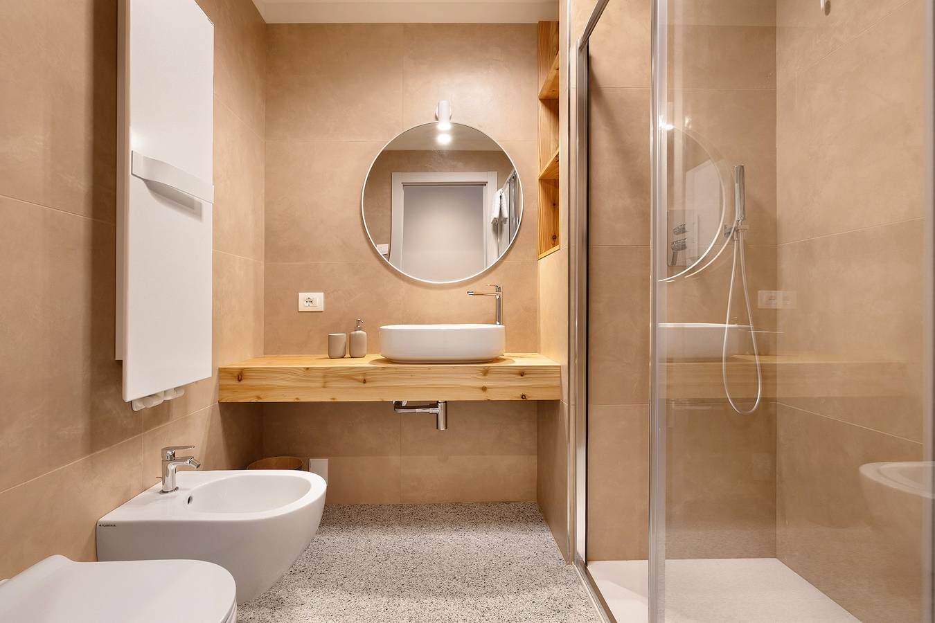 Apartamento entero, Apartamento 'Pink' con vistas a la montaña, balcón y Wi-Fi in Pinzolo, Carisolo