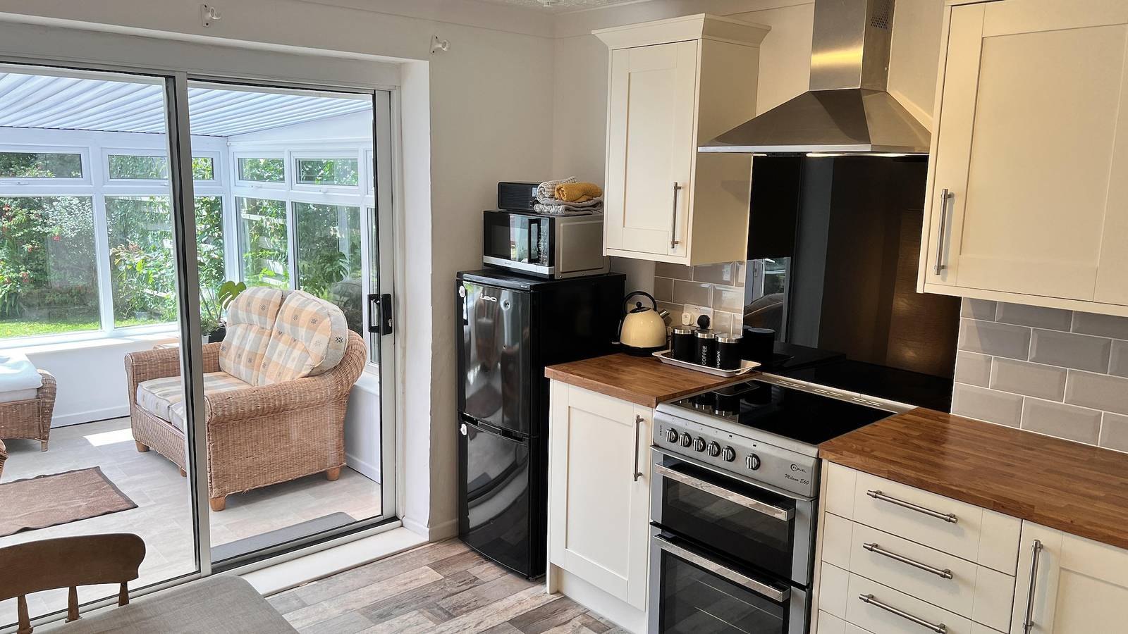 2 Bed Family Bungalow, Wifi, Parking, Garden, Dogs in Red Wharf Bay, Isle of Anglesey