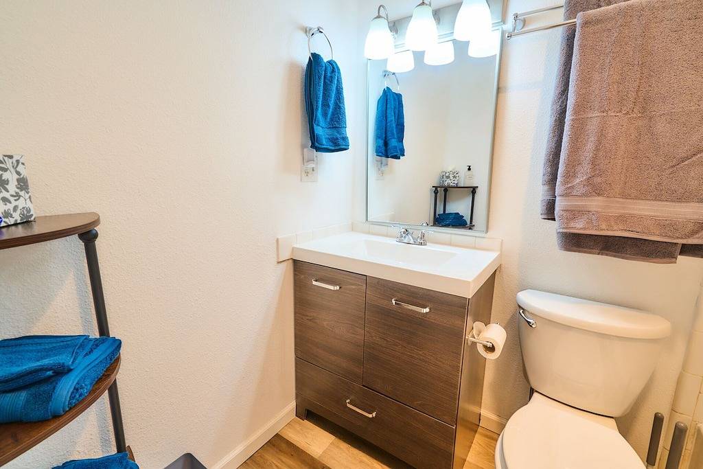 Ganze Wohnung, Cozy Condo w/King Bed Near Seatac Airport in SeaTac, King County