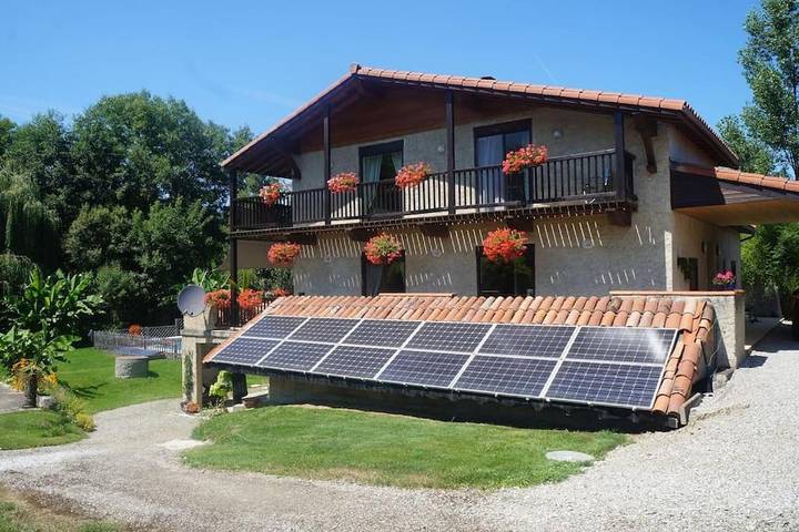 Location de vacances pour 10 personnes, avec Balcon et Terrasse ainsi que Jardin et Piscine à Serres-sur-Arget - 2