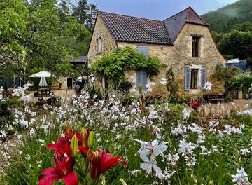 Gîte pour 20 personnes, avec piscine ainsi que jardin et balcon à Saint-Cybranet