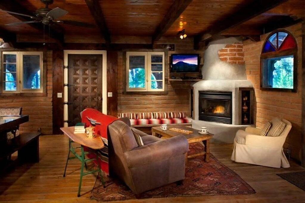 Adobe-Haus im Westgletscher in West Glacier, Glacier-Nationalpark