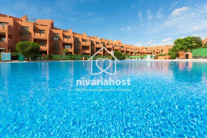 Apartamento para 5 personas, con jardín además de piscina y vistas, Familias con niños en La Tejita