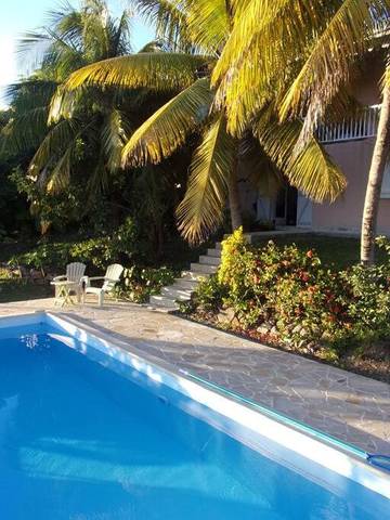 Gîte pour 2 personnes, avec jardin et vue ainsi que terrasse et piscine à Case-Pilote