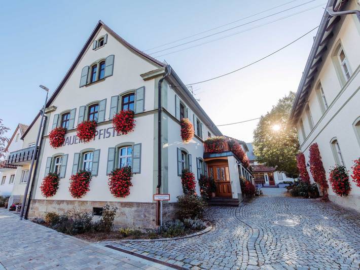 Hotel, mit Balkon und Terrasse sowie Garten in Eggolsheim