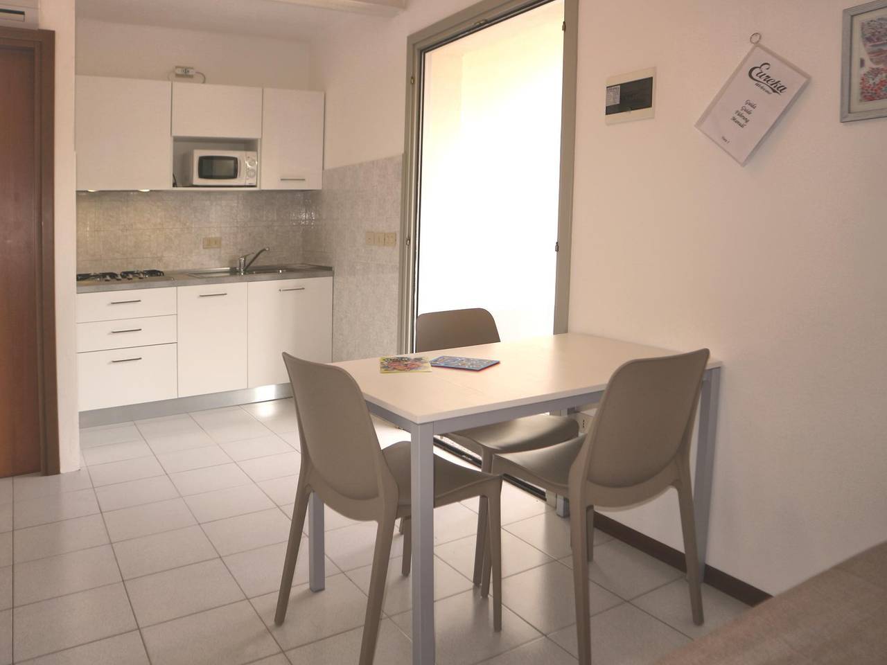 Apartamento entero, Moderno apartamento frente a la playa con WiFi, TV y aparcamiento (2km) in Lignano Sabbiadoro, Provincia d'Udine
