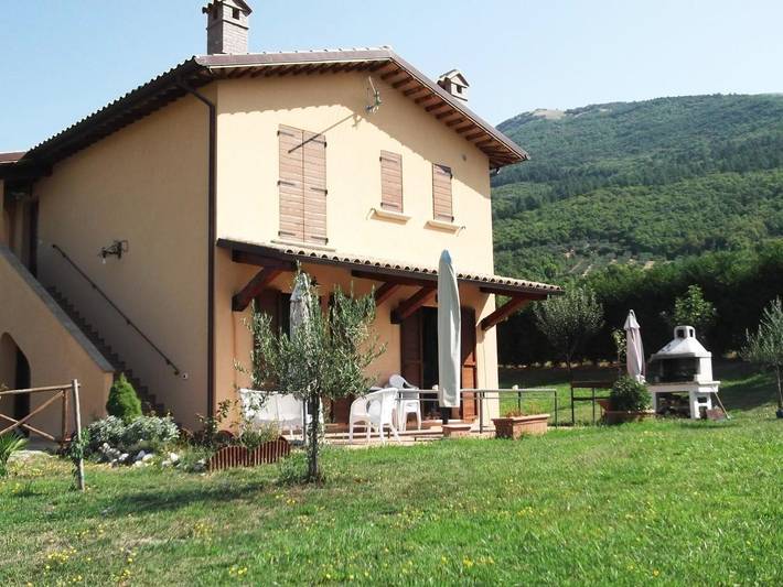Location de vacances pour 2 personnes, avec vue ainsi que terrasse et jardin, animaux acceptés à Gualdo Tadino - 3