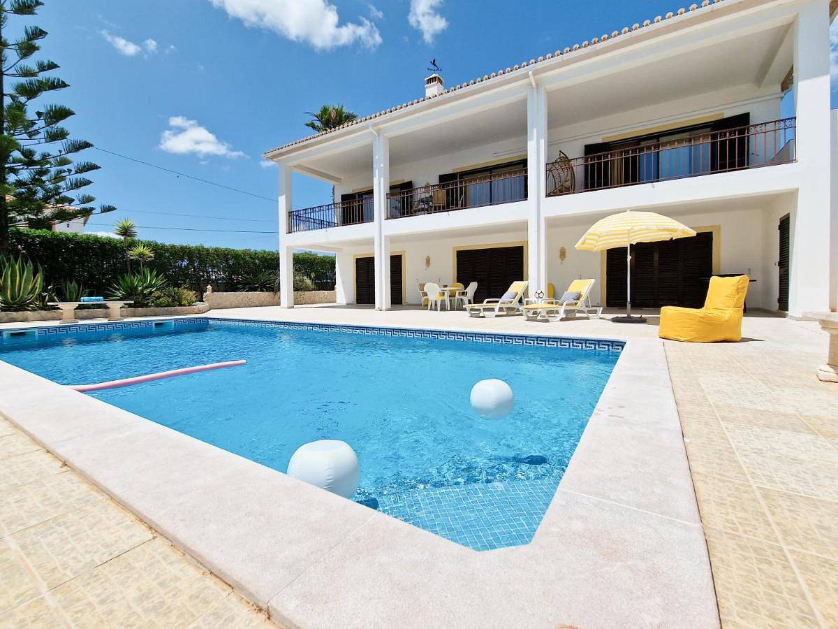 Three-Bedroom Townhouse in Portimão, Distrito de Faro