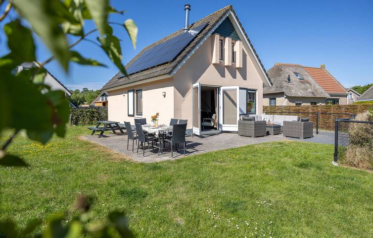 Vakantiehuis voor 6 personen, with tuin and zwembad as well as terras and sauna in Tzummarum