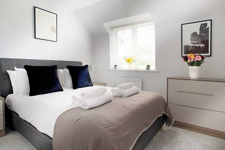 Pet-Friendly 2 Bed, 2 Bath Home | Private Garden in Wokingham, Berkshire