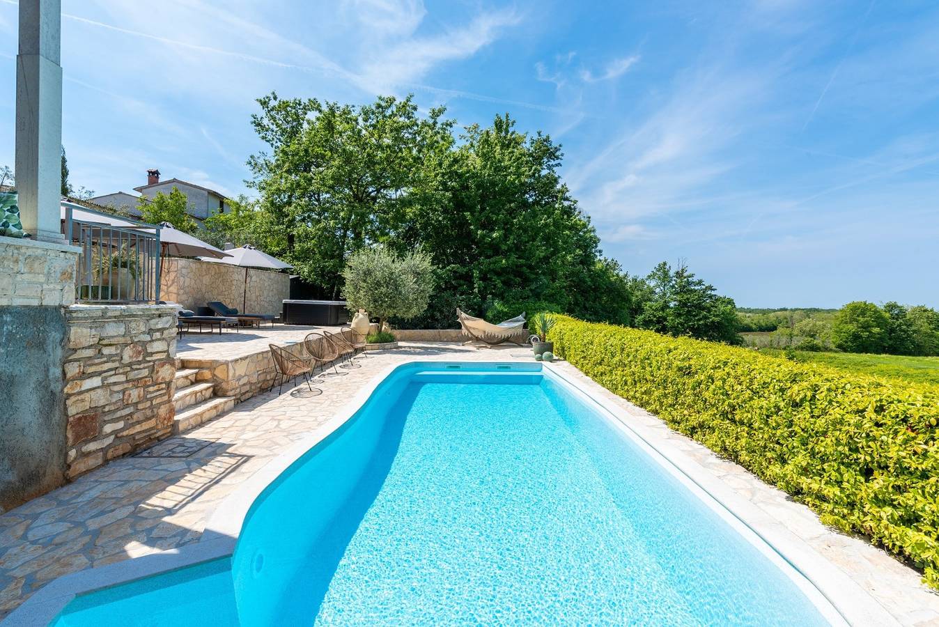 Villa Momento – Das istrische Refugium
Elegante Villa mit privatem Pool und Jacuzzi, umgeben von ruhiger istrischer Natur. in Vizinada, Zentralistrien