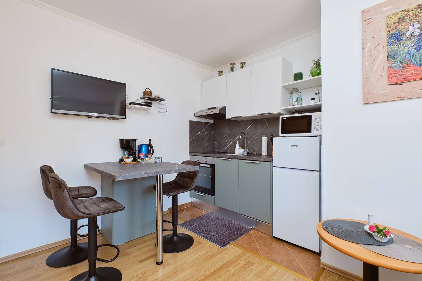 Ganze Wohnung, Das Apartment Jasmina 1 befindet sich in ruhiger Lage in Mali Lošinj. Es ist ideal für zwei Personen und besteht aus einem Schlafzimmer, einem Badezimmer, einem Wohnzimmer, einem Esszimmer und einer Küche. Es verfügt außerdem über eine Terrasse und einen Parkplatz vor dem Gebäude. in Mali Lošinj, Lošinj
