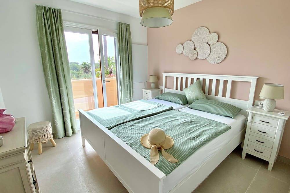 Ferienhaus mit Pool, Garten, Meerblick, strandnah,freies Wlan,Terrassen,Gasgrill in Portopetro, Santanyí