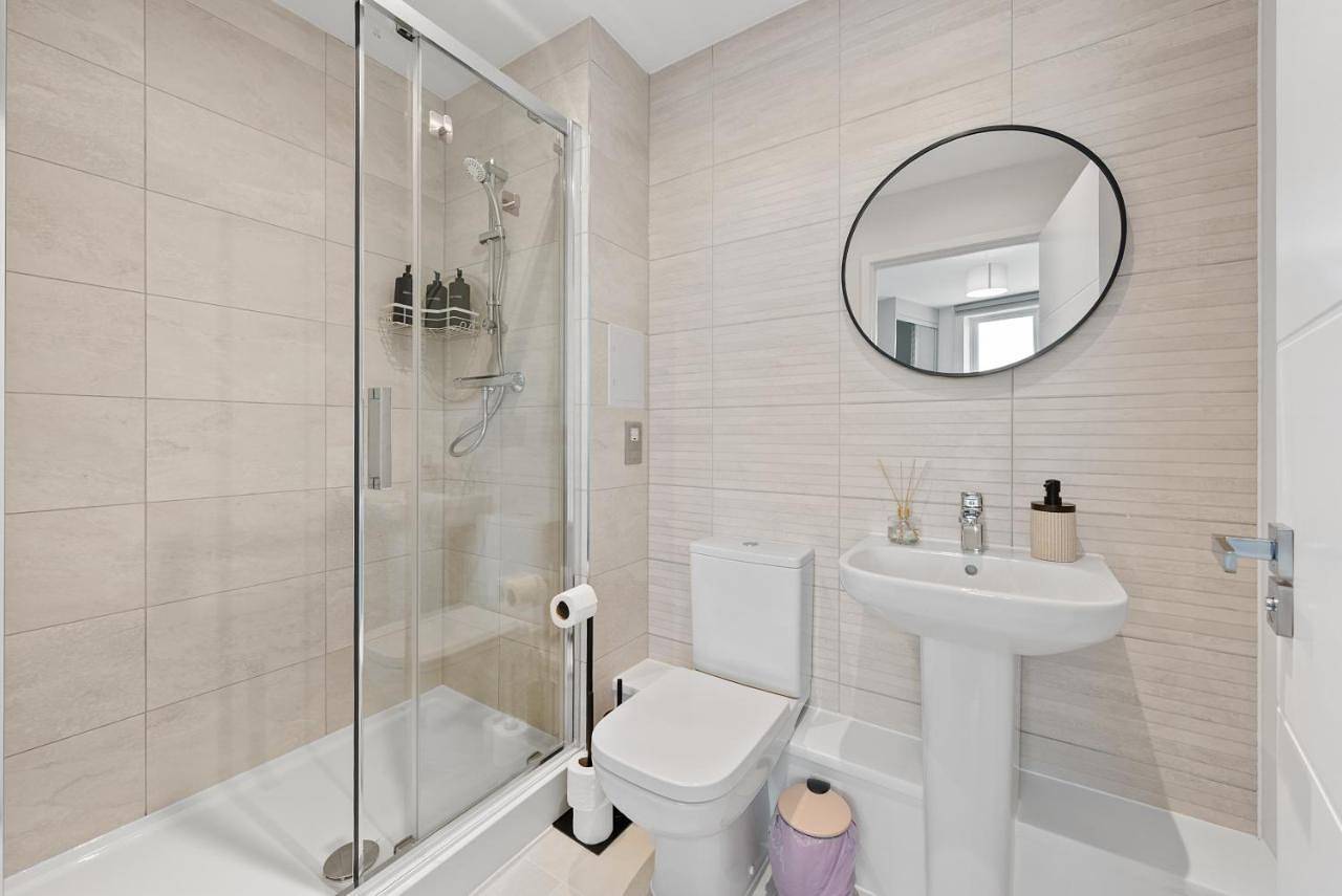 Entire apartment, Luxury 2Br Staines 12 Mins to Heathrow & Thames in Spelthorne, Colne Valley Park