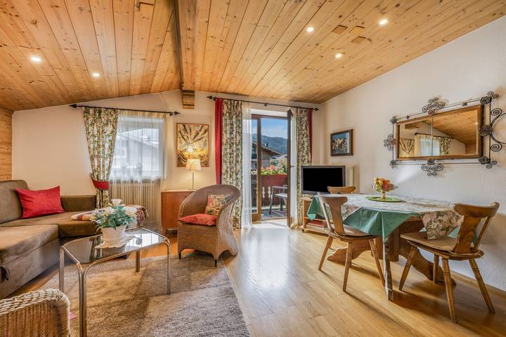 Ganze Wohnung, Haus Obermoser: Appartement mit Schlafzimmer, Bergblick & WLAN in Kitzbühel in Kitzbühel, Hohe Salve