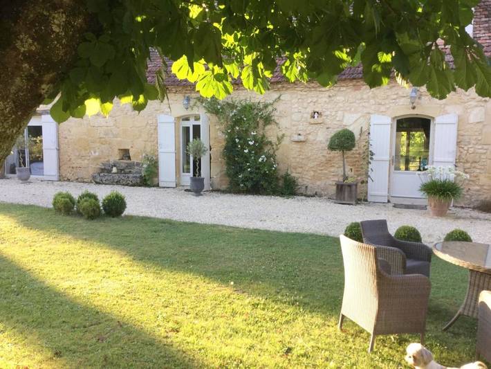 Chambre d’hôte pour 2 personnes, avec Jacuzzi et Terrasse ainsi que Jardin et Piscine