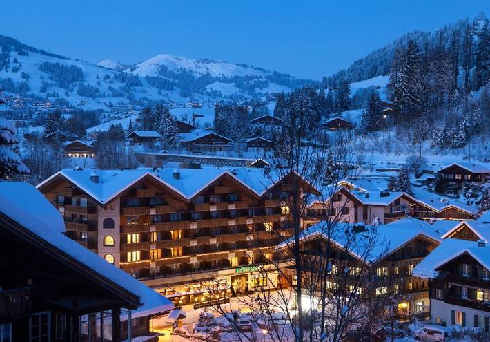 Hôtel pour 4 personnes, avec Balcon et Terrasse ainsi que Piscine et Sauna dans Gstaad