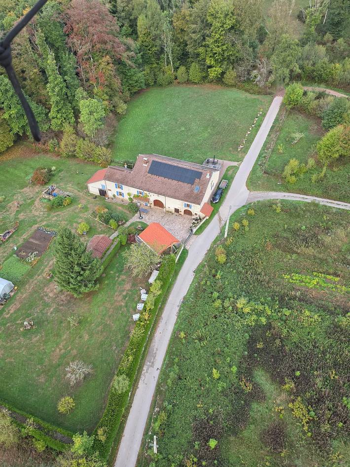 Gîte "Gîte Des Roches" with Private Terrace, Private Garden, and Wi-Fi in Le Clerjus, Épinal region