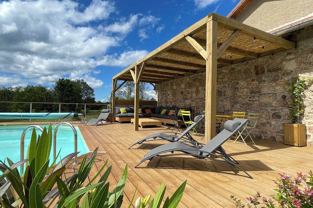 Maison de campagne avec piscine privée et chauffée, sans vis à vis, en Auvergne in La Tuilière, Région de Roanne