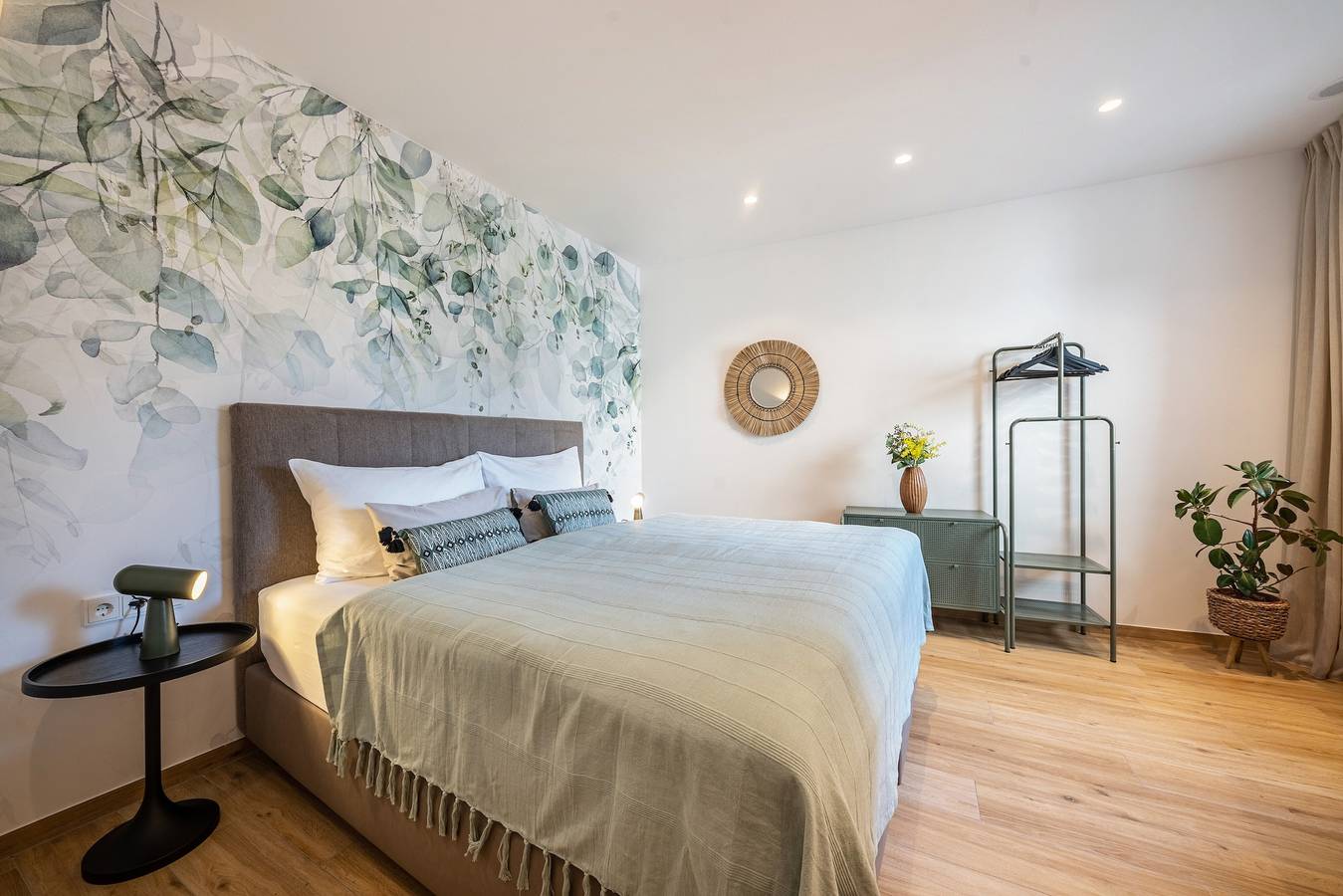 Entire apartment, Vacation Apartment "Videre Lodge Gantkofel" with Mountain View, Wi-Fi & Terrace in Gargazon, Sarntal Alps