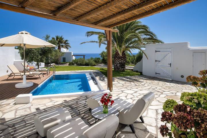 Villa for 4 people, with garden in Santorini