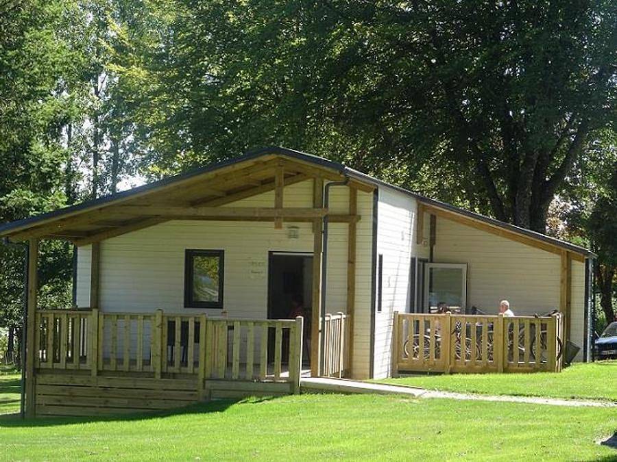 Camping Le Val de Landrouet - Chalet 2 personnes - 2 personnes in Merdrignac, Région de Dinan