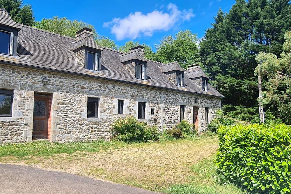 Stone House In The Countryside, Set In A Huge Garden in Maël-Pestivien, Guingamp Region