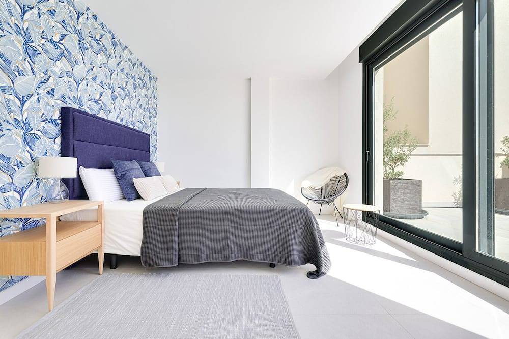 Beautiful new  villa 12 min to Benidorm with prive pool and hot tub on the  roof in Polop, Costa Blanca