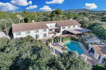 Hôtel pour 2 personnes, avec vue ainsi que jardin et piscine à Eygalières
