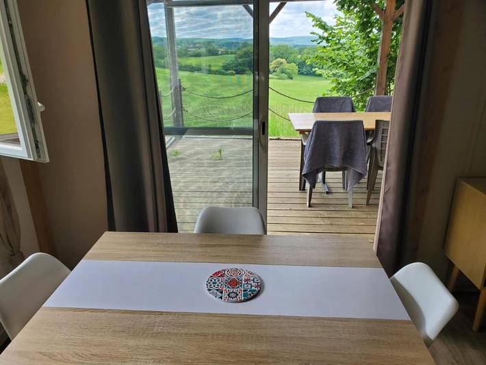 Gîte pour 4 personnes, avec vue ainsi que jardin et balcon à Causse-et-Diège