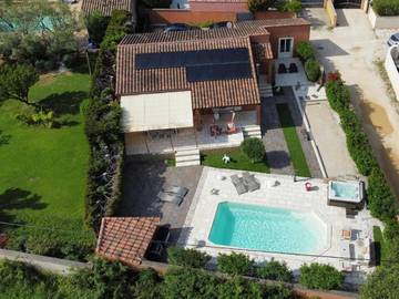 Gîte pour 6 personnes, avec piscine et jardin ainsi que sauna et jacuzzi à Castillon-du-Gard