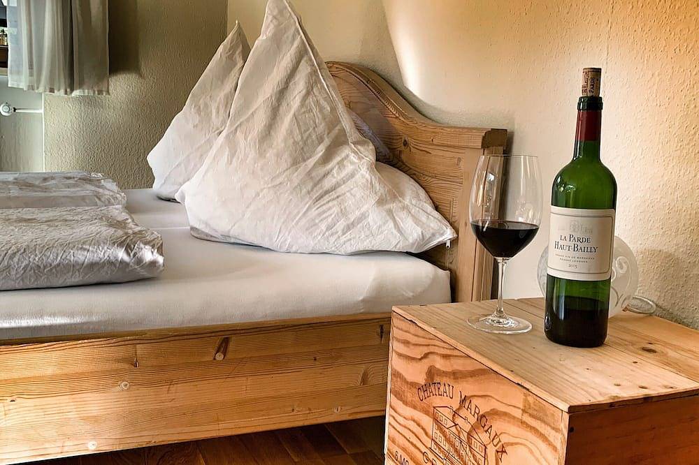 Ganze Wohnung, Ferienwohnung mit 2 separaten Schlafzimmern, Wohnraum mit Kachelofen, Bergblick in Samerberg, Bayerische Alpen