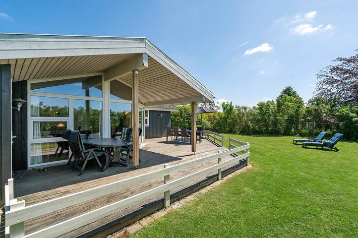 Ferieudlejning for 8 personer, med sauna og terrasse såvel som have og jacuzzi, husdyr tilladt i Vejlby Fed