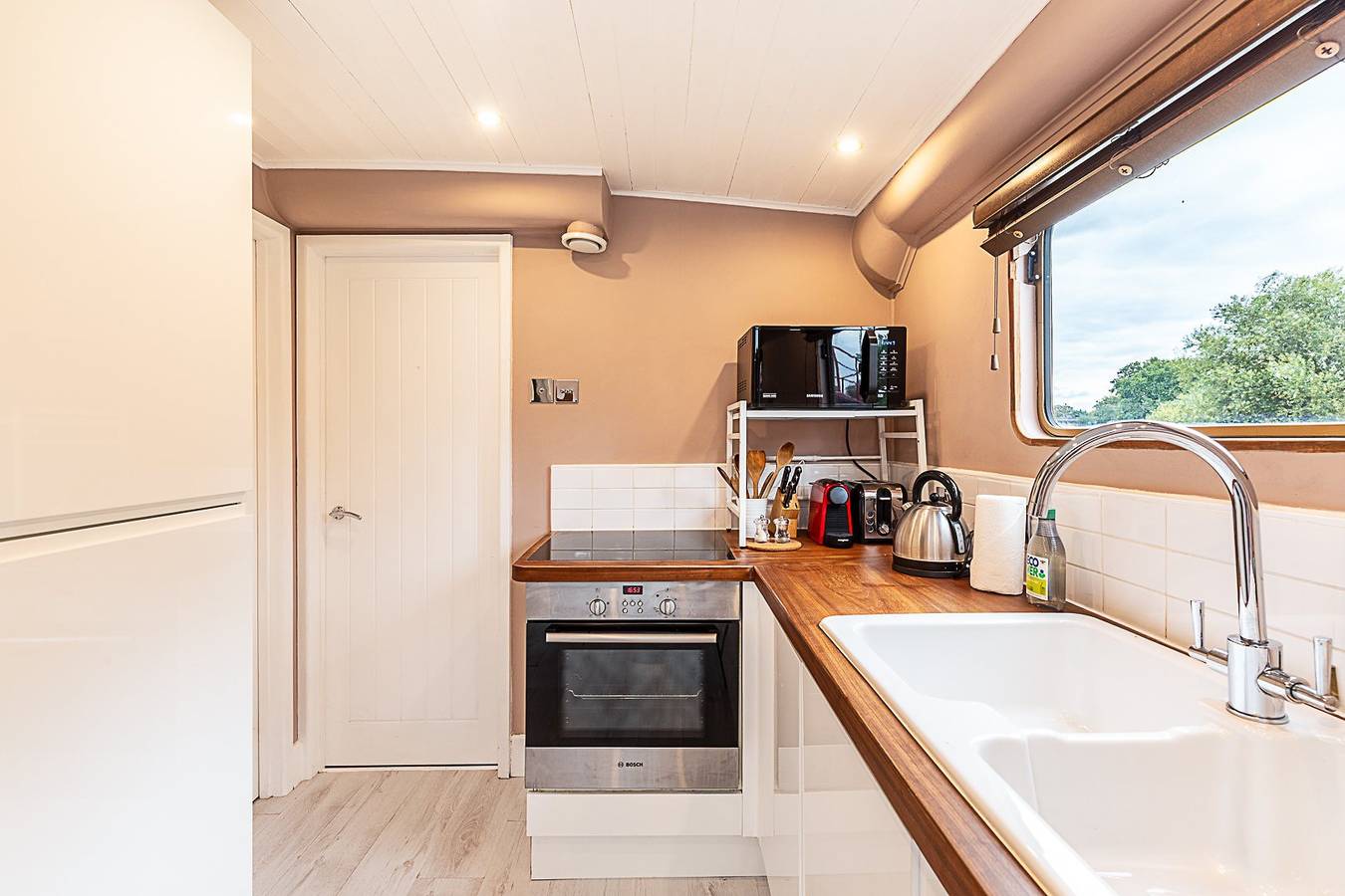 Bright & Modern Kew Bridge Houseboat in Hounslow (borough), Londen