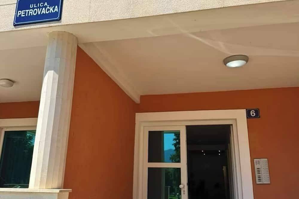 Entire apartment, 40 sqm apartment in Budva City Center in Budva, Opština Budva