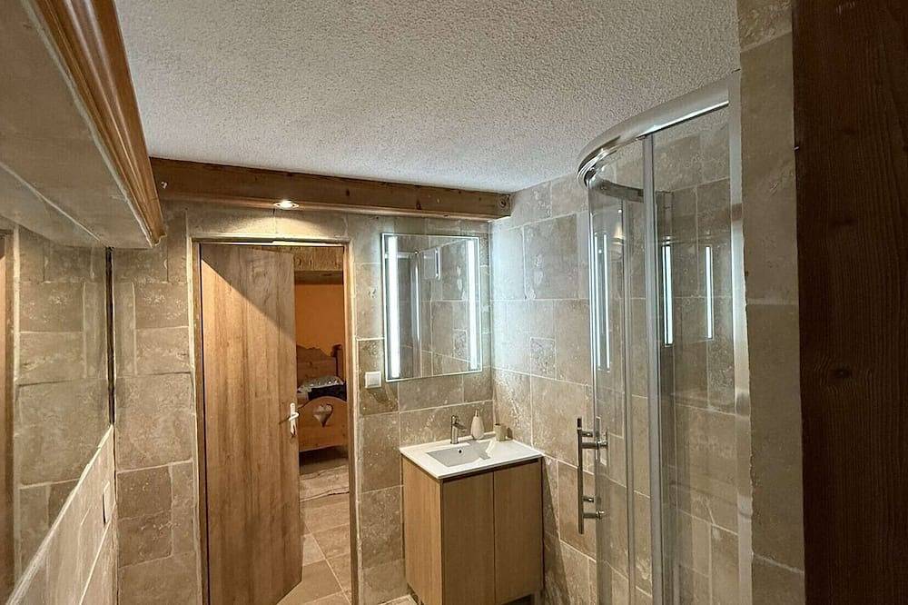 Apartamento entero, Le Savoyard - Bar & Jacuzzi in Bellevaux, Thonon-les-Bains region