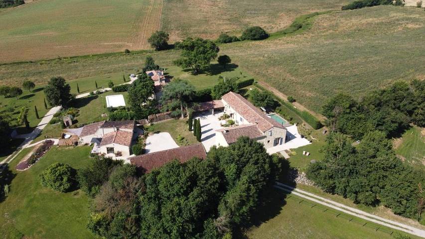 Location de vacances pour 2 personnes, avec Jacuzzi et Terrasse ainsi que Jardin et Piscine à Terraube