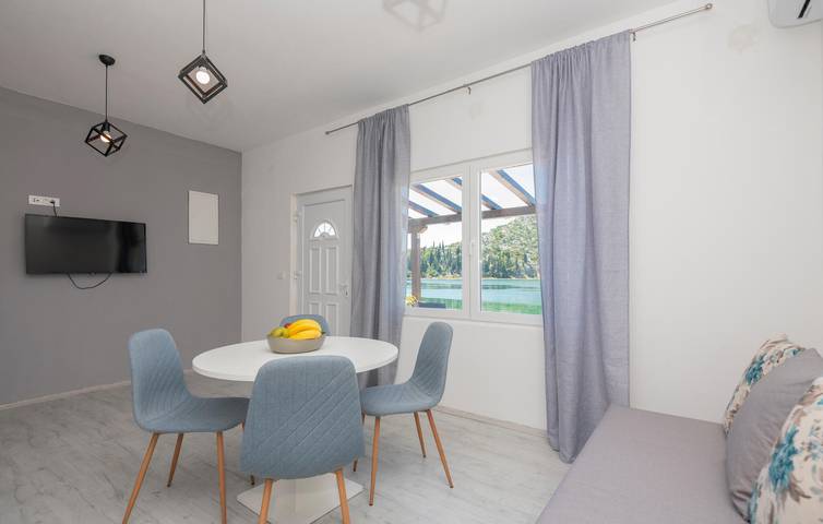 Ganze Ferienwohnung, Apartment mit Meerblick, Terrasse und Parkplatz in der Nähe der Neretva in Rogotin, Dubrovnik-Neretva