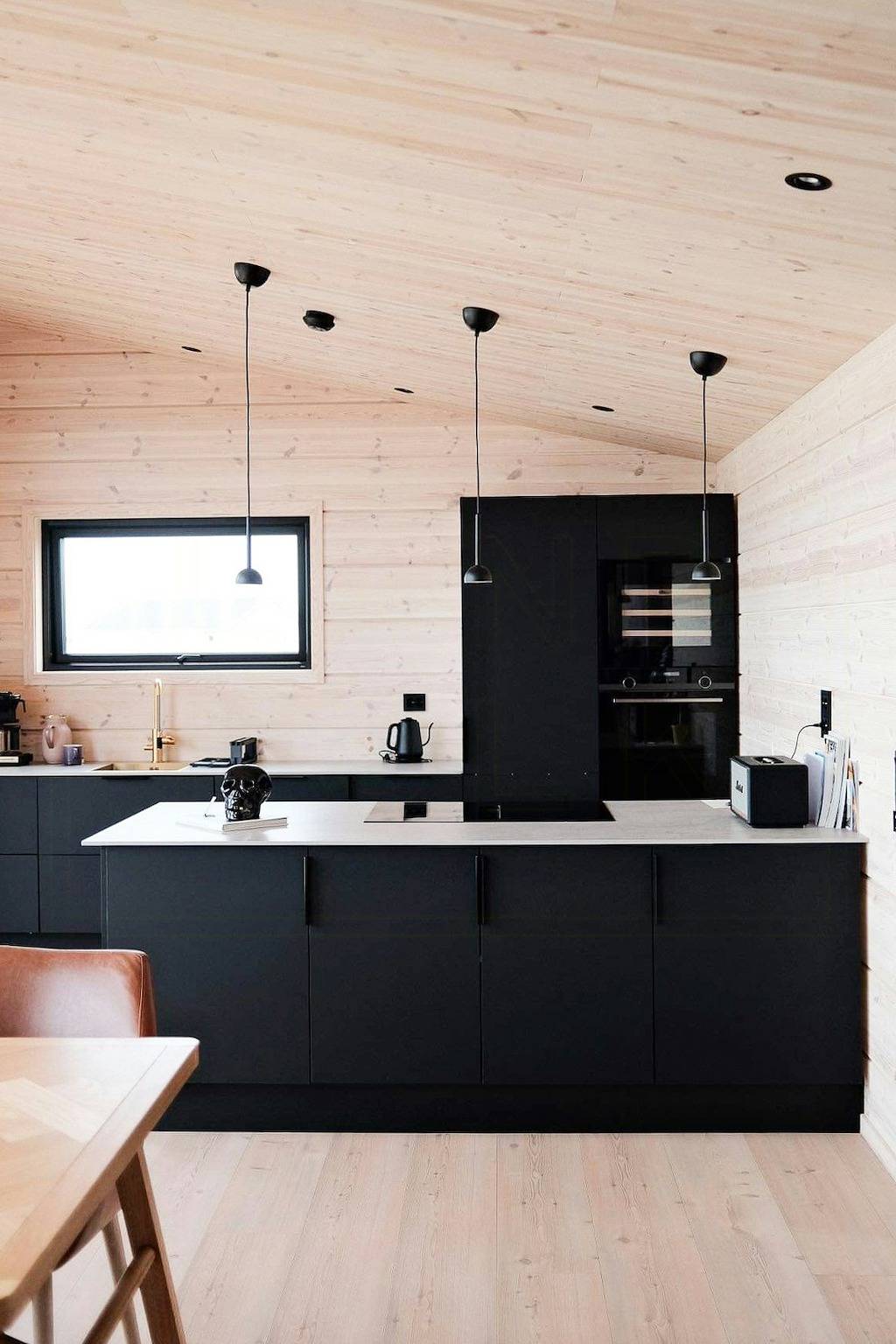 Cabaña de diseño junto al océano Ártico con vistas a la aurora boreal in Vadsø