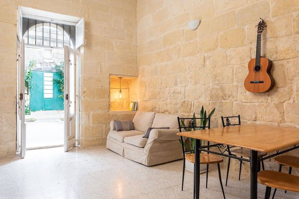Appartamento intero, 300yr old farm converted into welcoming Tiny Home in Xewkija, Gozo