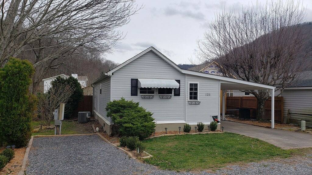 Year Round Access in town Bungalow, Hot Tub, Fire Pit and Extra Parking in Blue Ridge Parkway, Maggie Valley