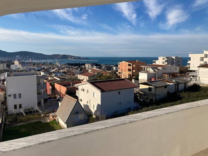 Ferienwohnung für 4 Personen, mit Balkon und Terrasse sowie Ausblick in Montenegro - 3
