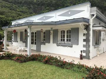 Chambre d’hôte pour 5 personnes, avec piscine ainsi que vue et jardin dans Riviere Du Mat