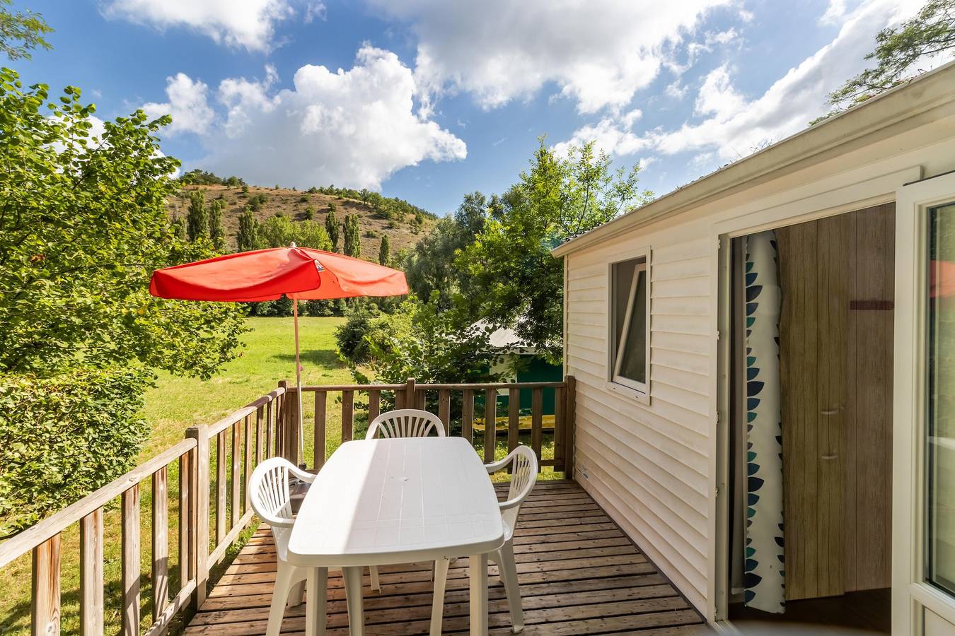 Mobilheim 'Le Tilleul' mit Gemeinschaftspool, privater Terrasse und eigenem Garten in Saint-Pompont, Périgord Noir